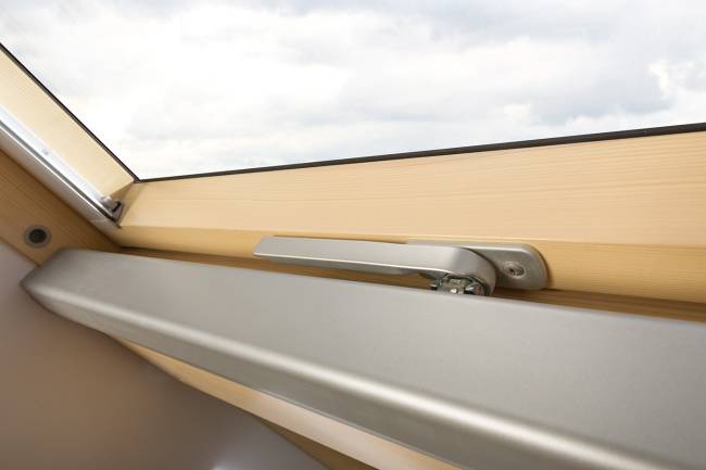 Деревянное мансардное окно FTP-V U5 с системой автоматического управления WiFi Деревянное мансардное окно FTP-V U5 с системой автоматического управления WiFi