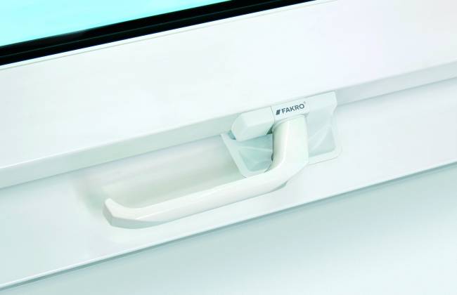 Пластиковое мансардное окно PTP-V U4 с двухкамерным морозостойким стеклопакетом