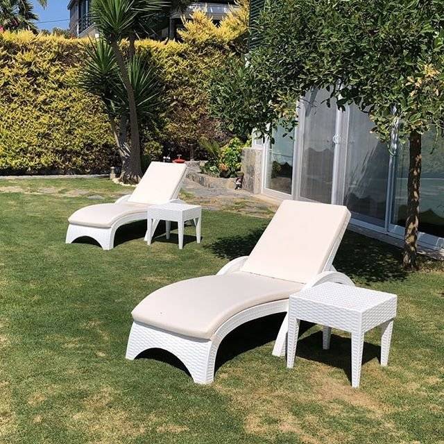 Шезлонг пластиковый с матрасом GS 1009 (Fiji) белый, слоновая кость 1870x730x340 мм